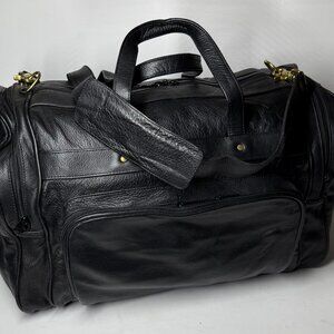 Travel bag Duffle bag in 100% full grain leather with side pockets.
